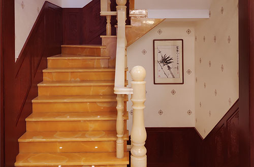 九真镇中式别墅室内汉白玉石楼梯的定制安装装饰效果
